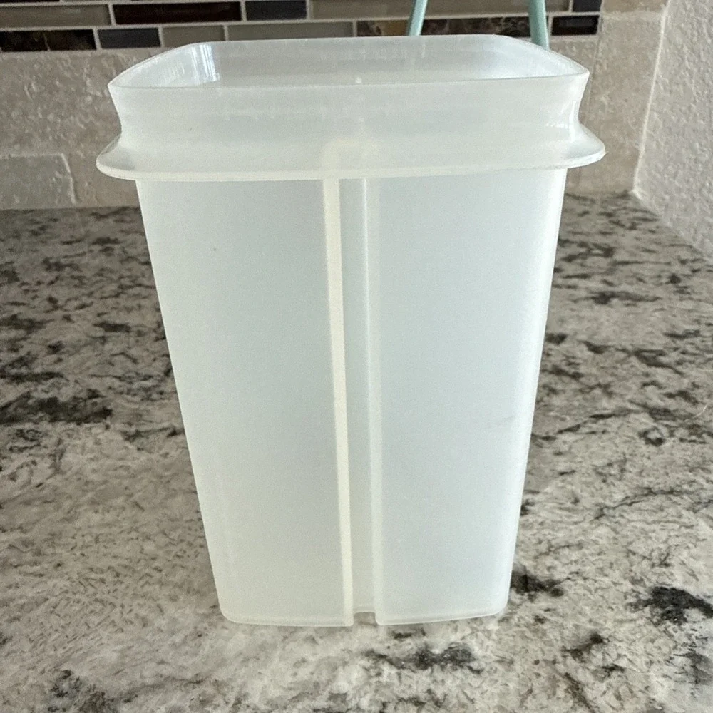 TUPPERWARE Pick A Deli Pickle Sm Keeper Container Mint Seal Lift Drain 4 1/2 Cup